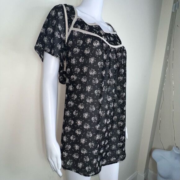 Torrid Square Neck Tulip Sleeve Black and White Ditzy Floral Print - Picture 4 of 13